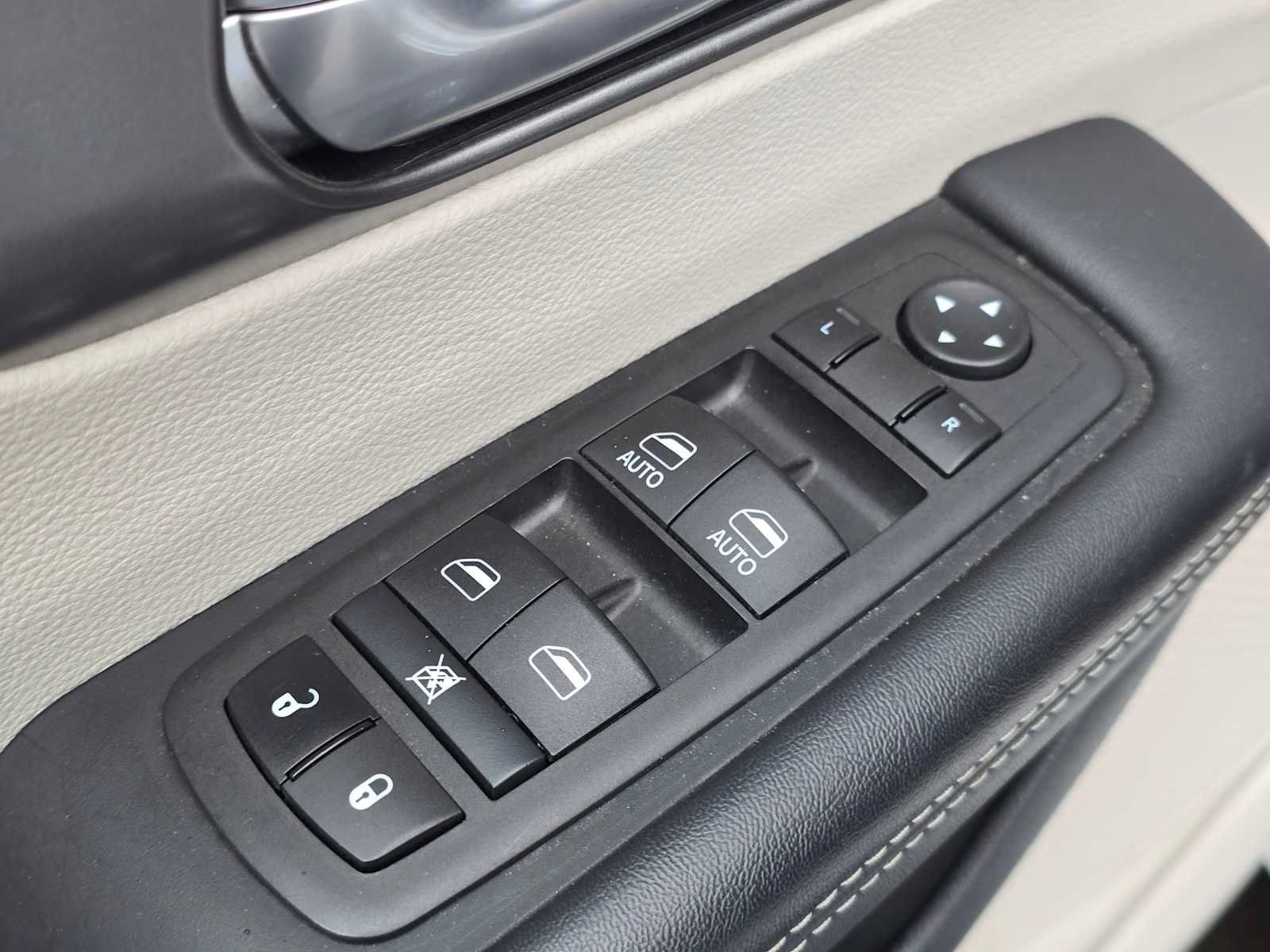 Used 2024 Chrysler Pacifica Touring-L FWD image 24