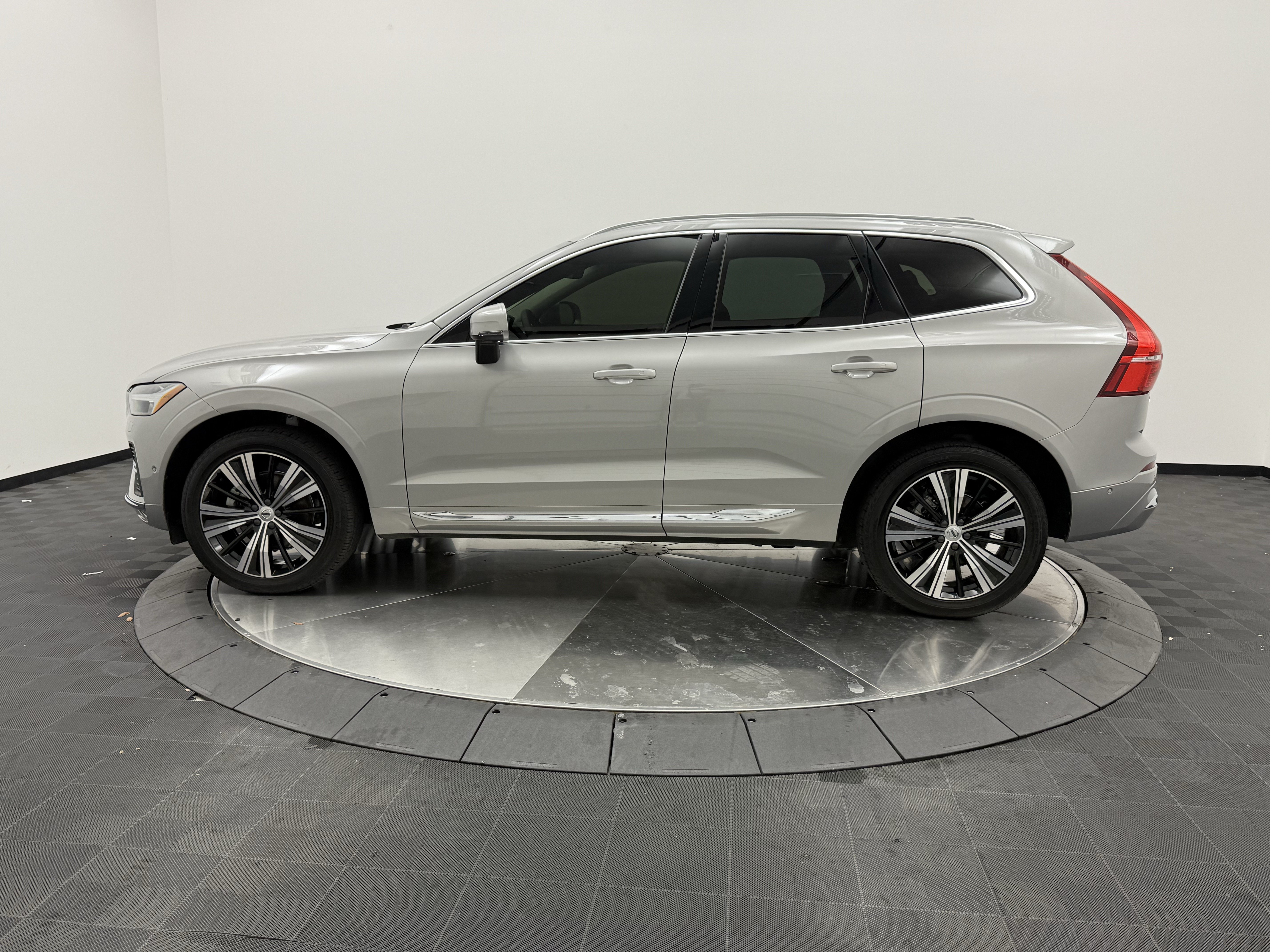 Certified 2023 Volvo XC60 B5 Plus w/ Climate Package AWD/4WD image 4