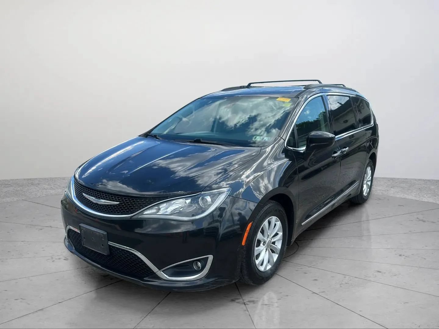 Used 2017 Chrysler Pacifica Touring-L FWD image 16