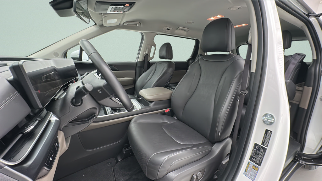 Used 2025 Kia Carnival FWD image 15