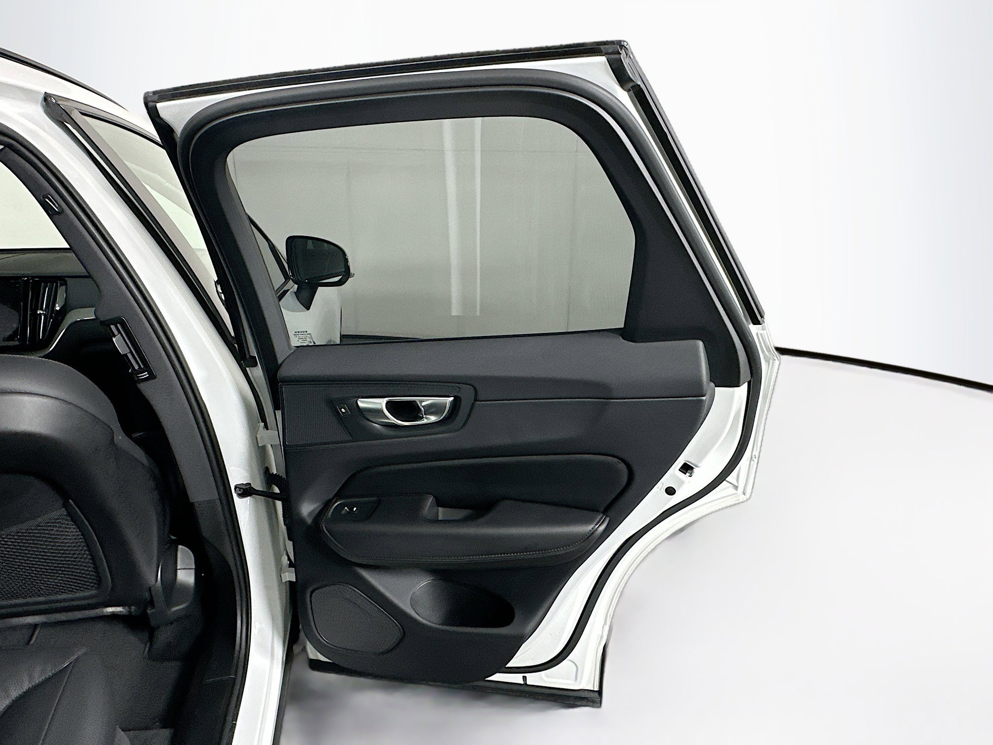 Used 2025 Volvo XC60 B5 Plus image 31