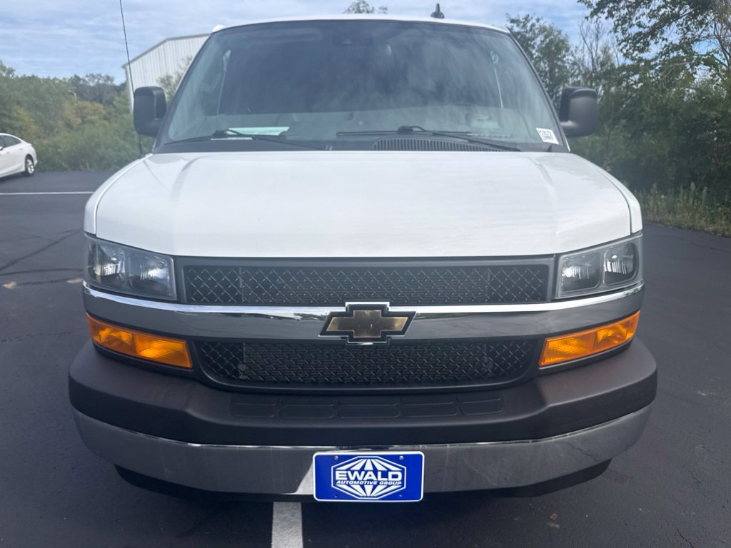 Used 2025 Chevrolet Express 3500 LT w/ LT Preferred Equipment Group RWD image 4