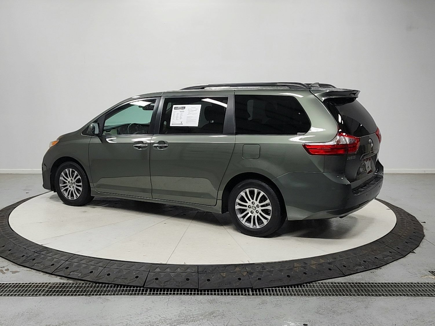 Used 2020 Toyota Sienna XLE Premium FWD image 6