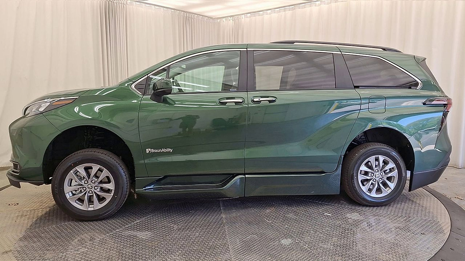 Used 2026 Toyota Sienna XLE FWD image 8