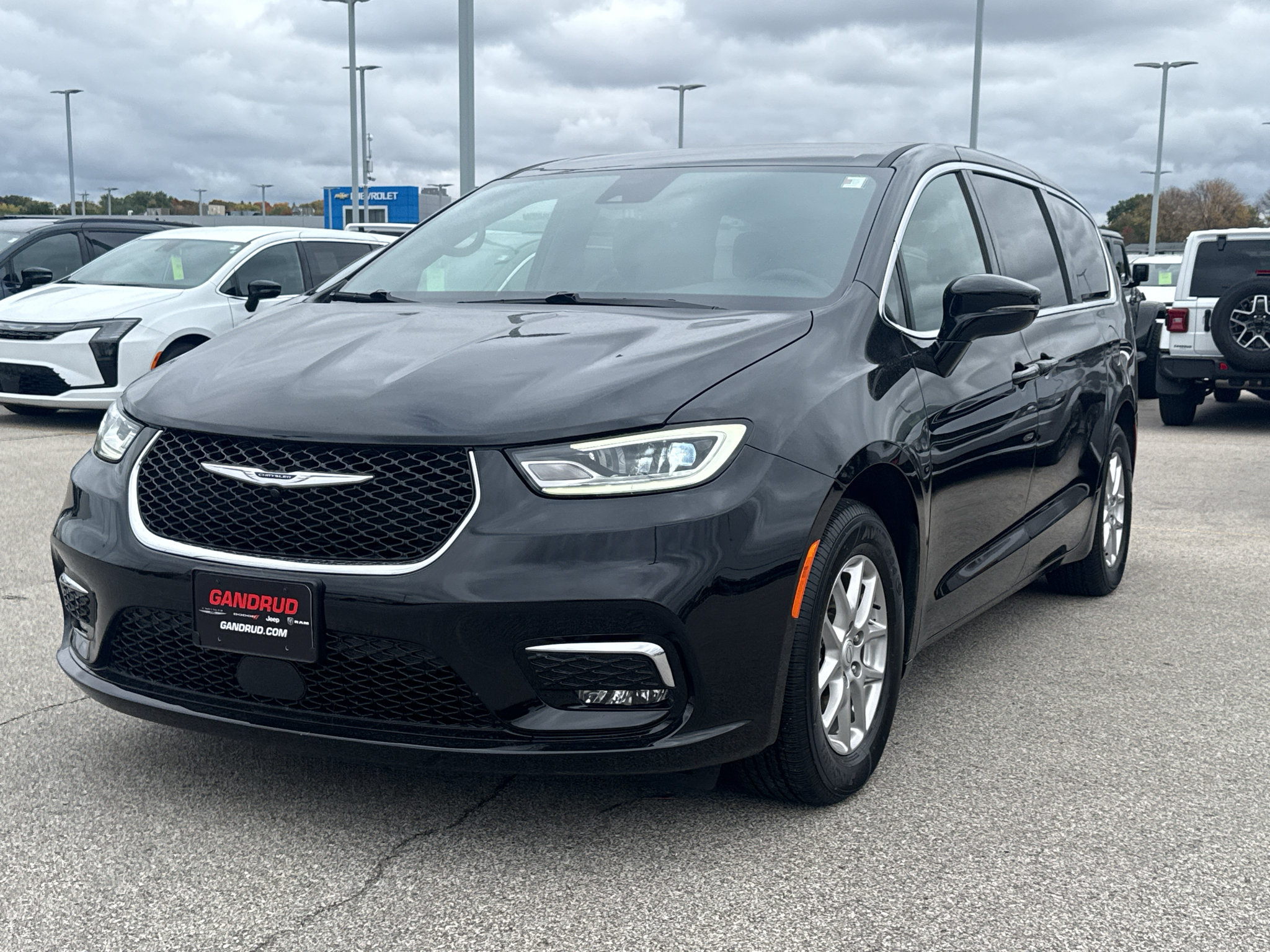 Used 2025 Chrysler Pacifica Select FWD image 2