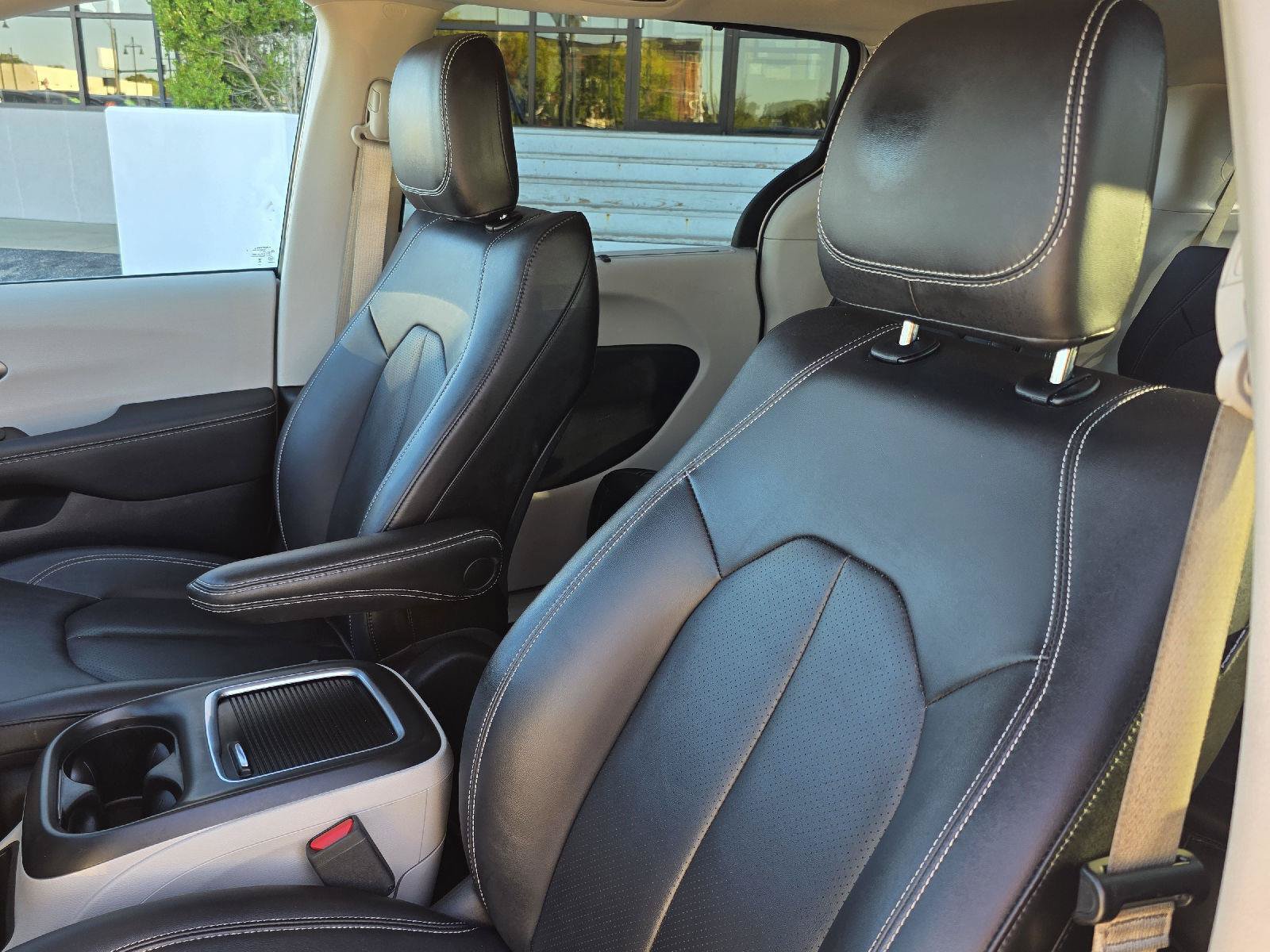 Used 2024 Chrysler Pacifica Touring-L FWD image 35