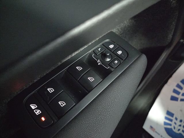 Used 2023 Volvo XC40 Recharge Ultimate image 31