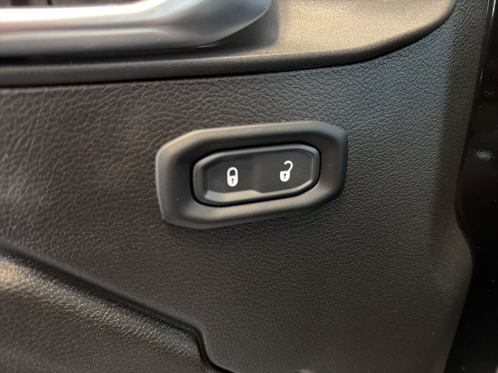 Used 2024 Jeep Wrangler Unlimited Rubicon w/ Technology Group image 16