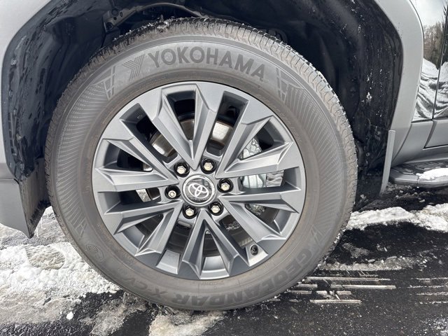 Used 2025 Toyota Land Cruiser image 32