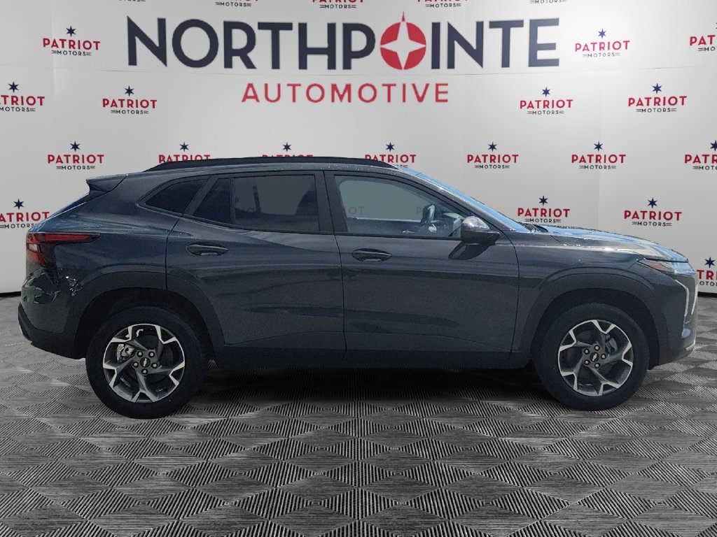 Used 2025 Chevrolet Trax LT FWD image 7