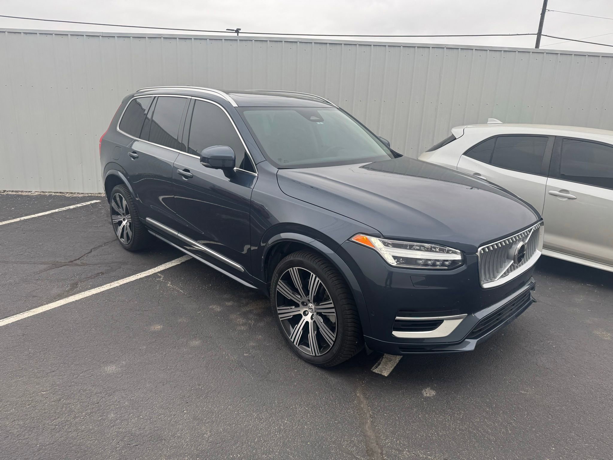 Used 2025 Volvo XC90 T8 Plus w/ Protection Package Premier AWD/4WD image 3