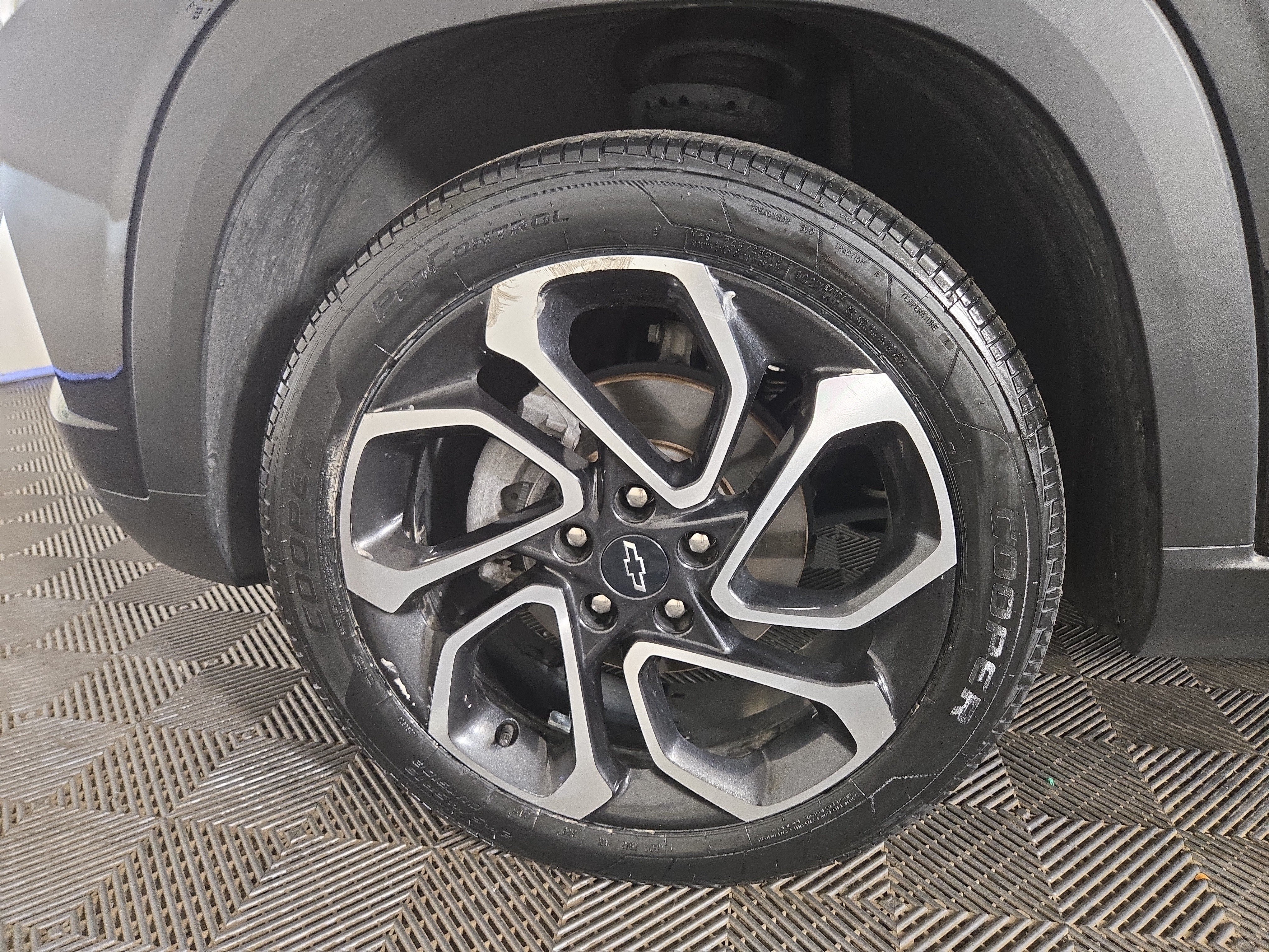 Certified 2025 Chevrolet Trax RS w/ Sunroof Package FWD image 33
