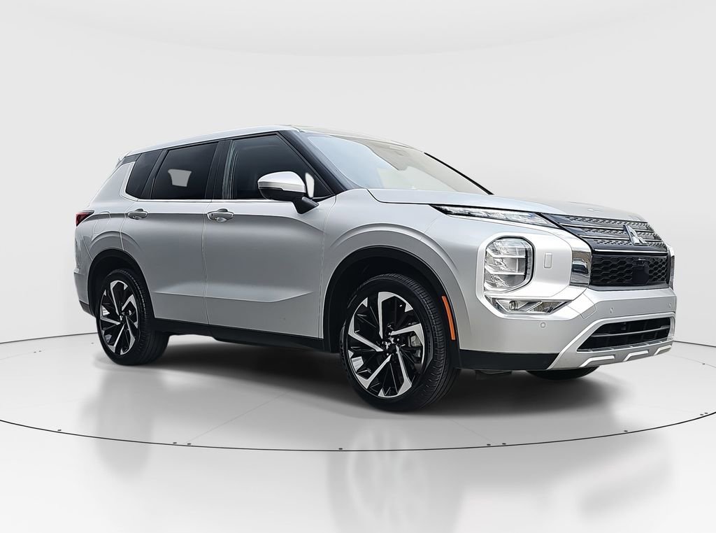 Used 2024 Mitsubishi Outlander SE image 3