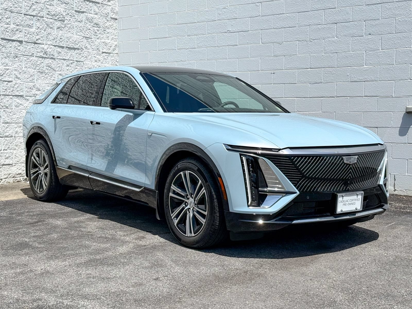 Certified 2024 Cadillac Lyriq Luxury AWD/4WD image 1