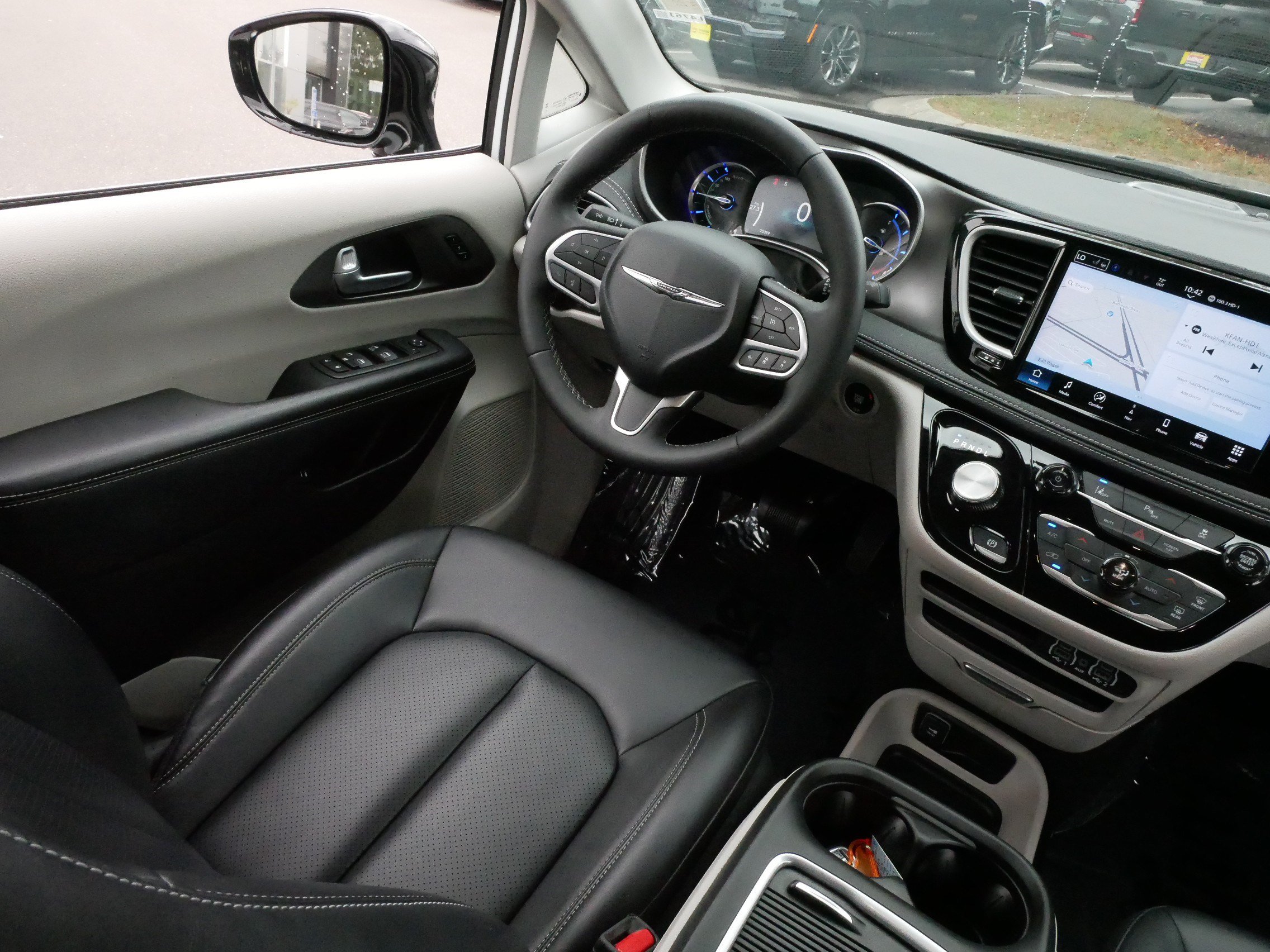 Used 2024 Chrysler Pacifica Limited FWD image 9