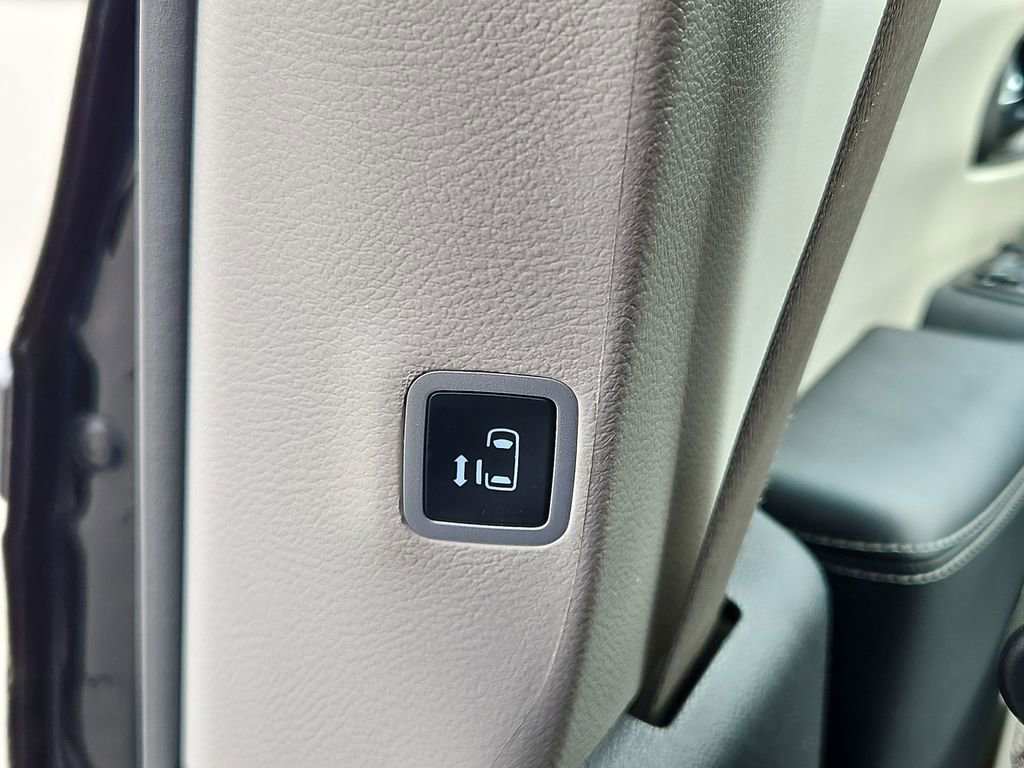 Used 2023 Chrysler Pacifica Touring-L image 29