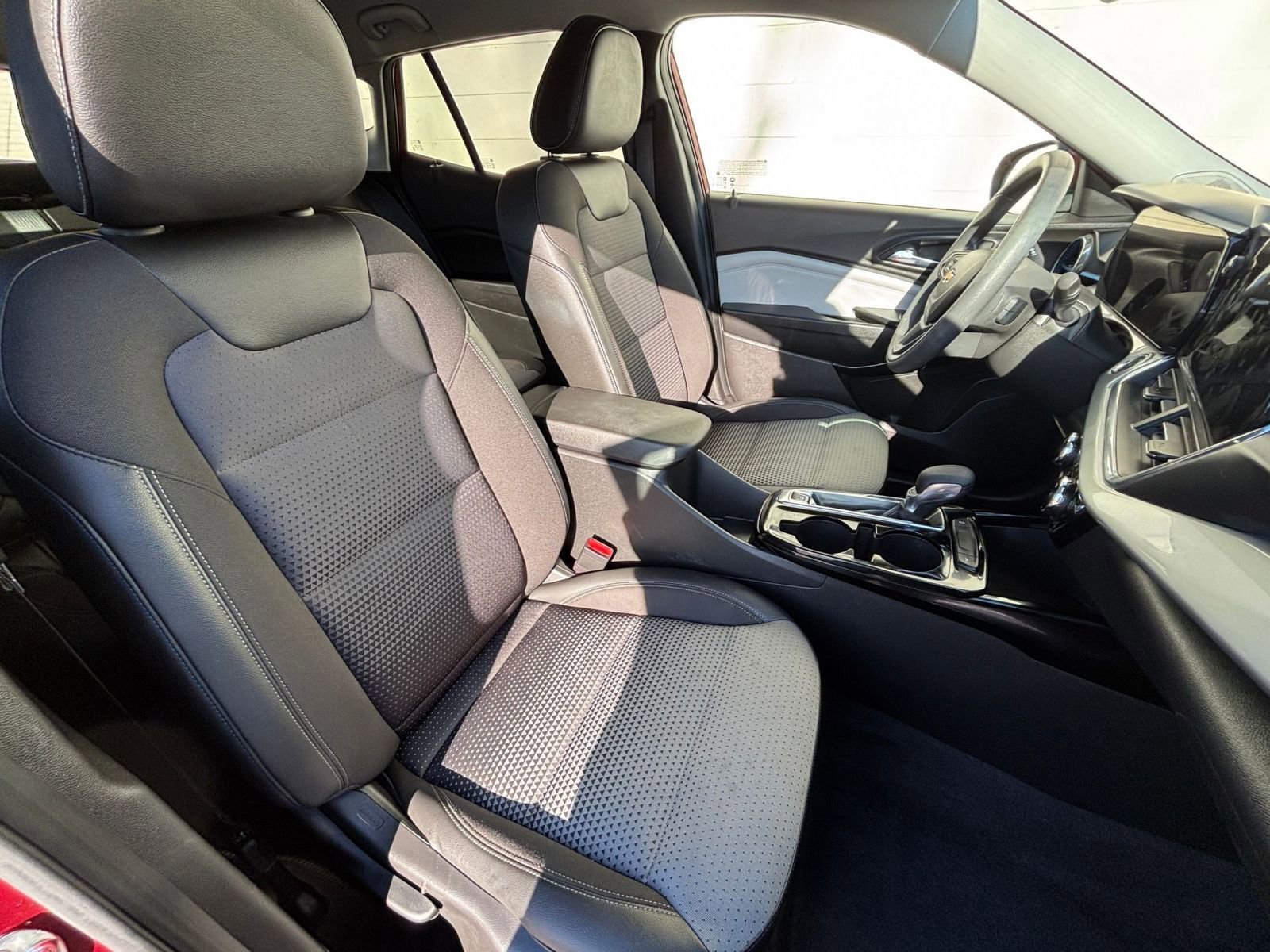 Used 2025 Chevrolet Trax LT image 36