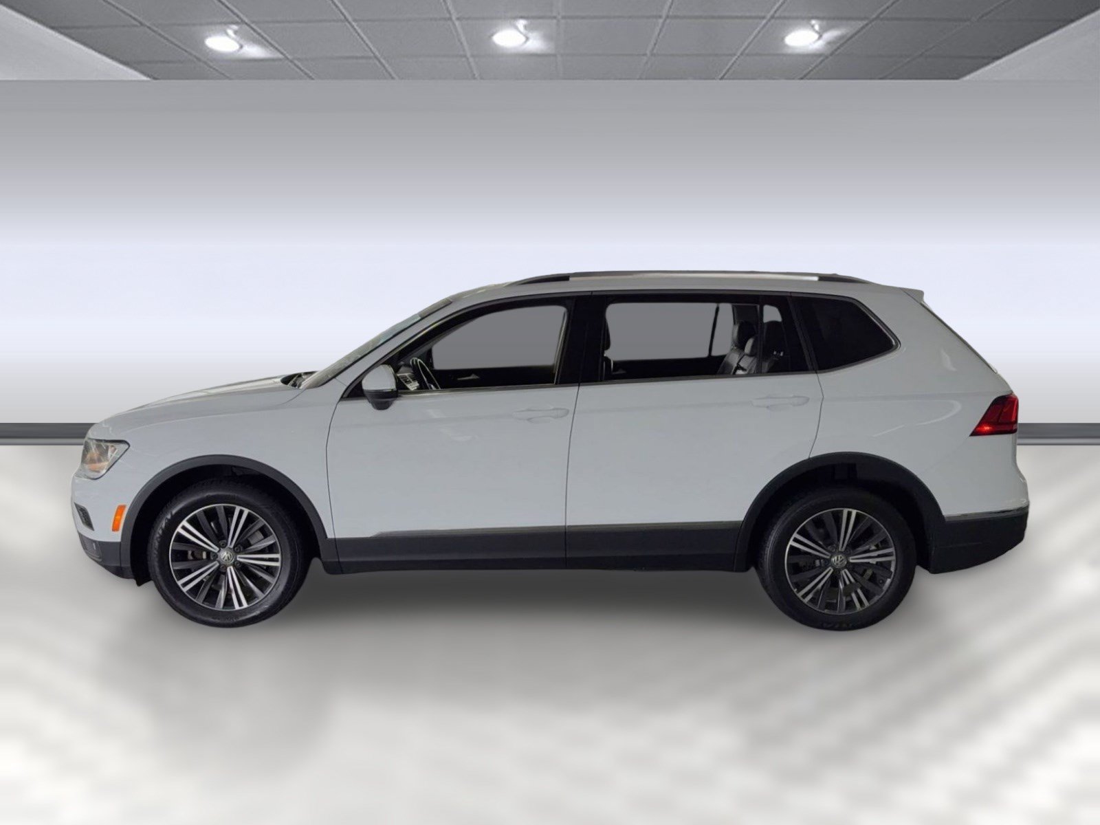 Used 2018 Volkswagen Tiguan SEL FWD image 2