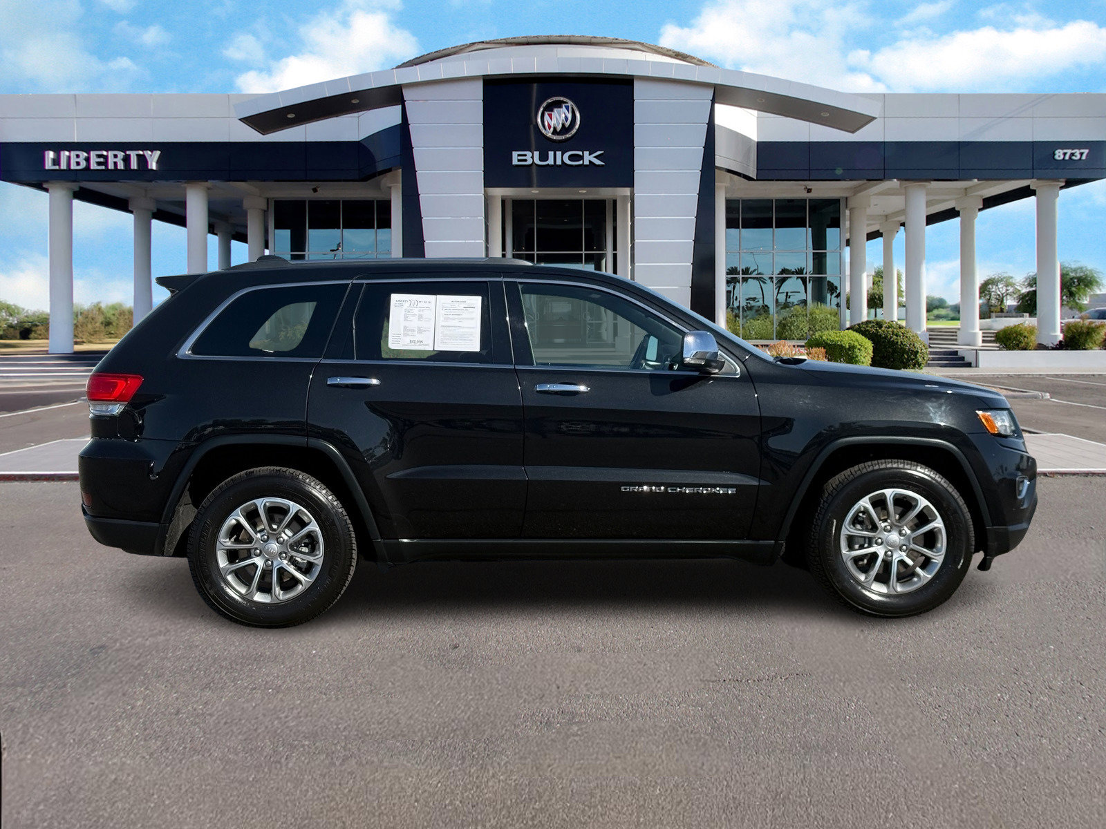Used 2015 Jeep Grand Cherokee Limited w/ Luxury Group II image 2