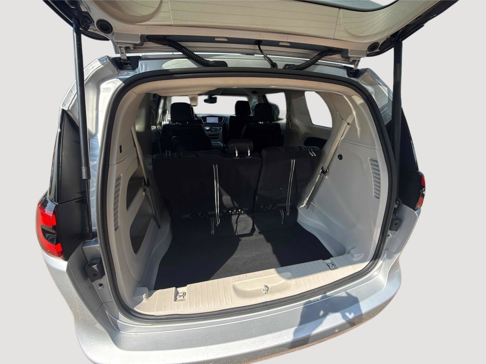 Used 2023 Chrysler Pacifica Touring-L FWD image 31