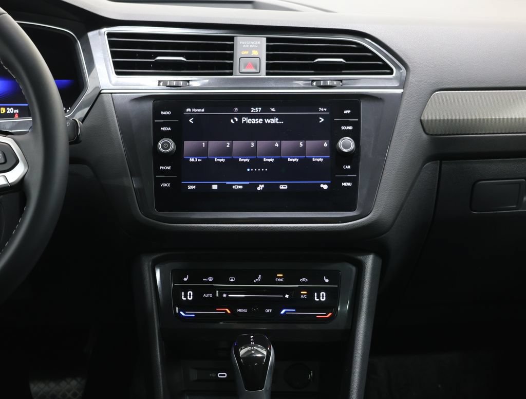 Used 2024 Volkswagen Tiguan SE w/ Panoramic Sunroof Package AWD/4WD image 19