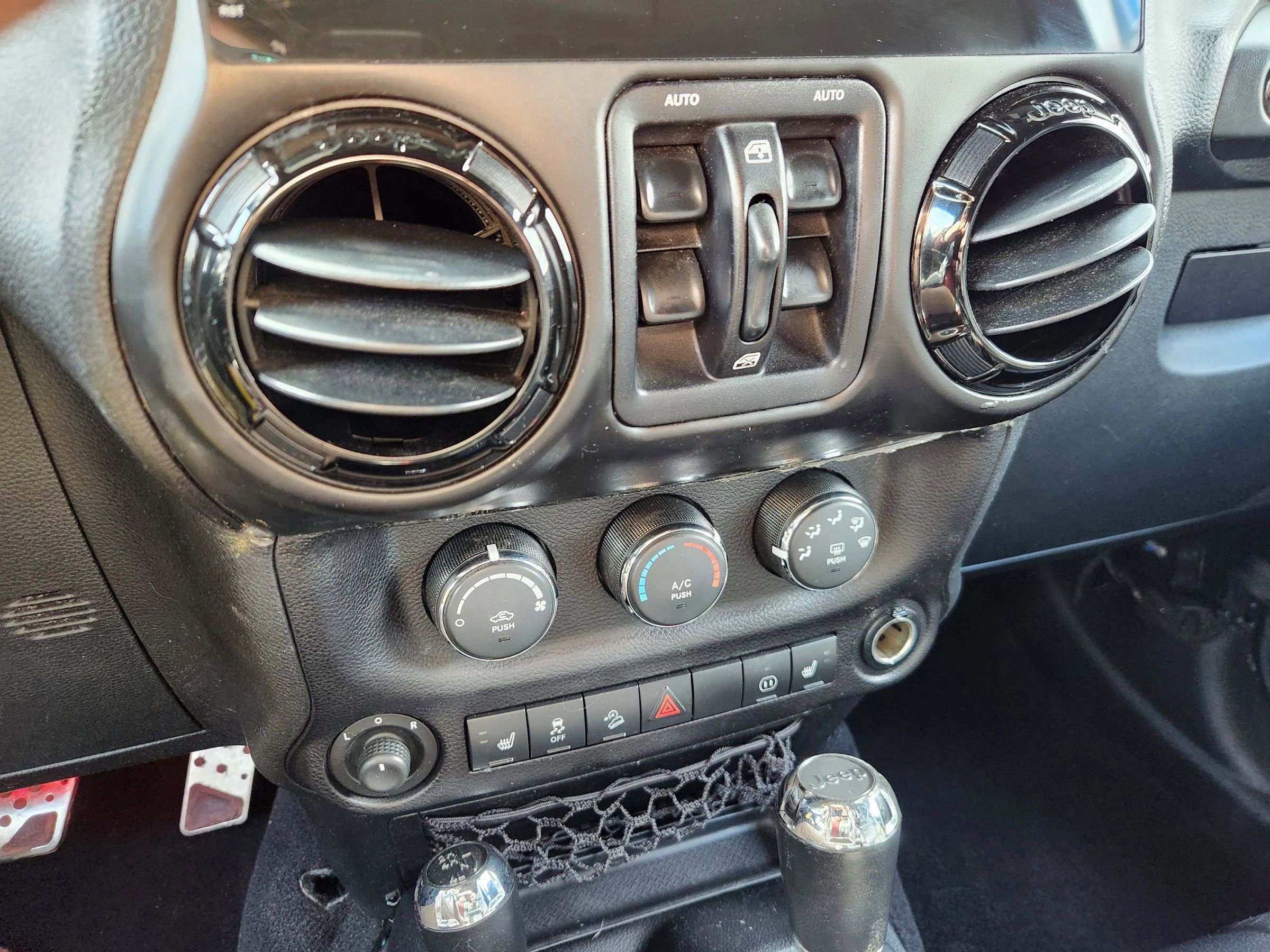 Used 2012 Jeep Wrangler Unlimited Sahara image 25