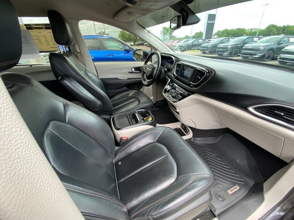 Used 2020 Chrysler Pacifica Touring-L FWD image 27