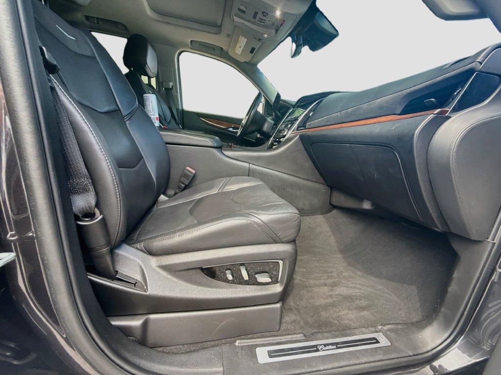 Used 2018 Cadillac Escalade Premium Luxury AWD/4WD image 33
