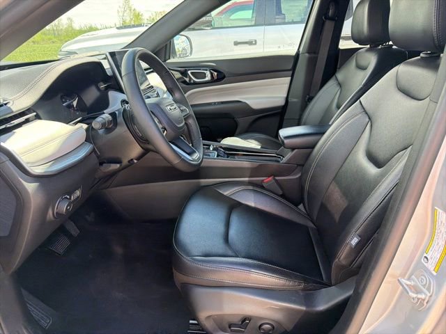 Used 2025 Jeep Compass Limited AWD/4WD image 4