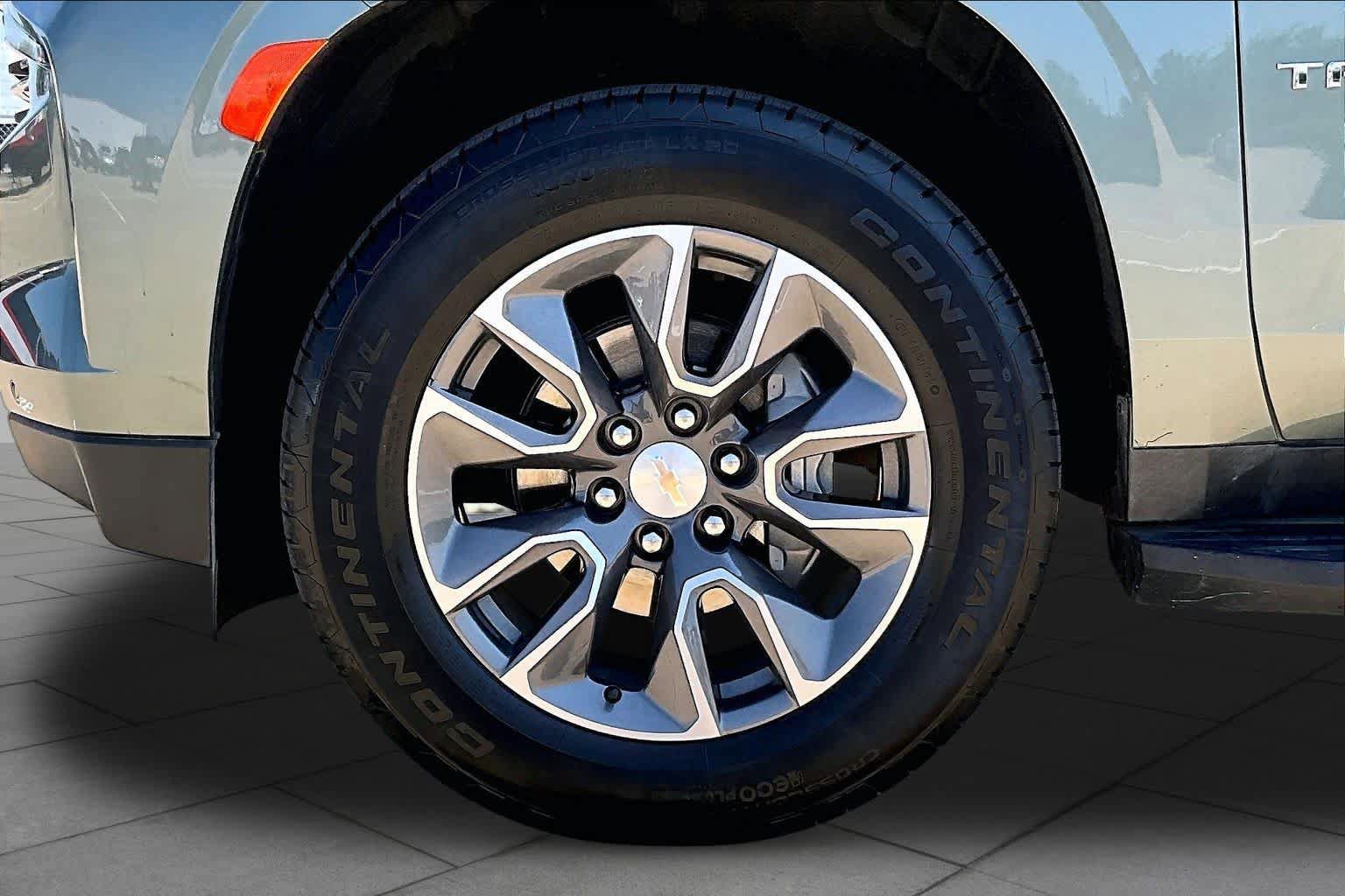 Used 2024 Chevrolet Tahoe LT w/ Luxury Package RWD image 11