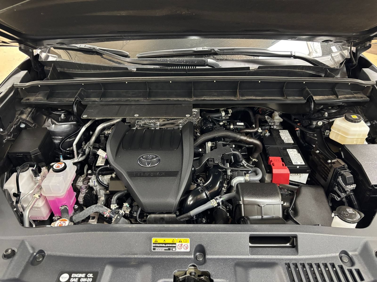 Used 2025 Toyota Highlander LE FWD image 34