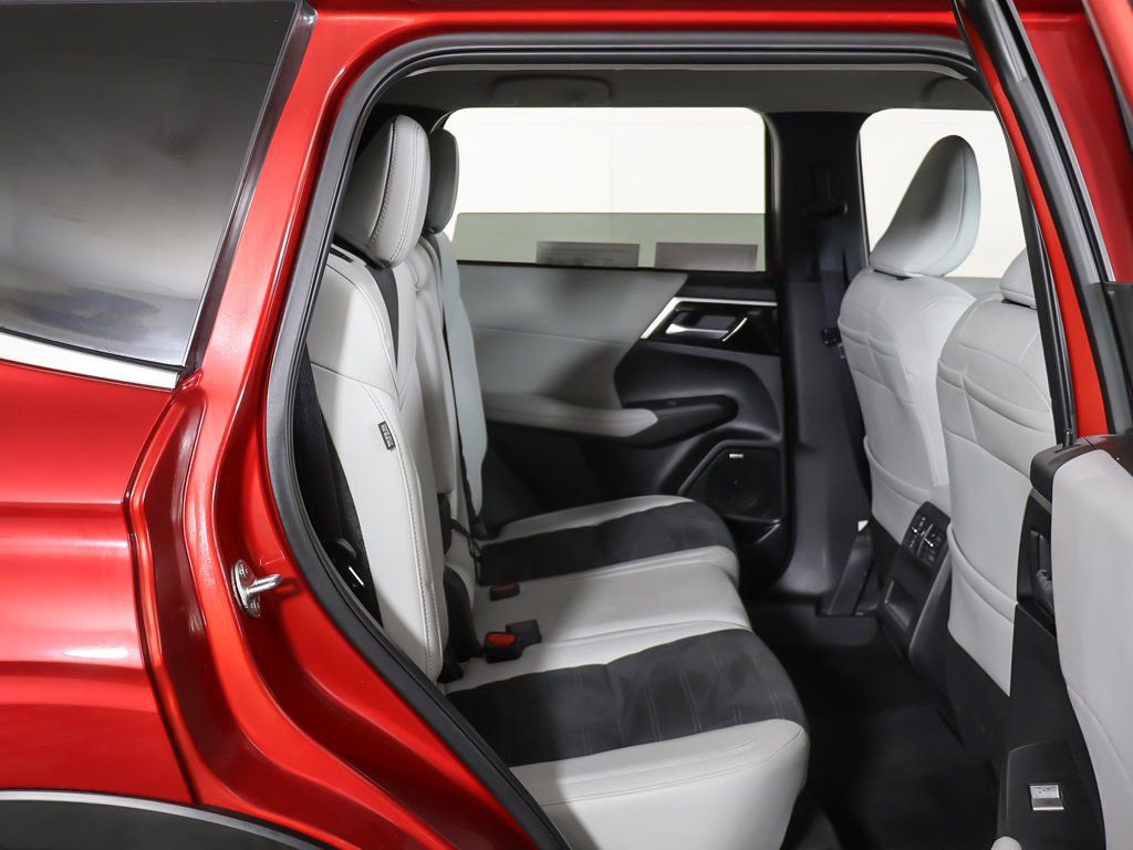 Used 2025 Mitsubishi Outlander SE image 31