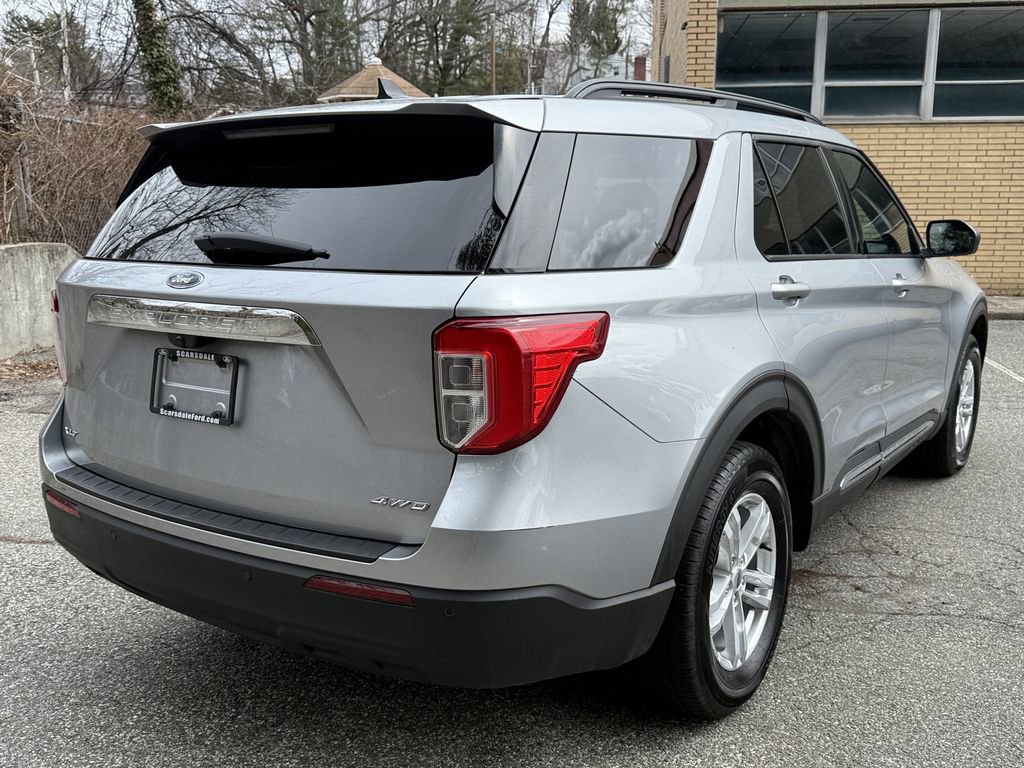 Used 2022 Ford Explorer XLT AWD/4WD image 3