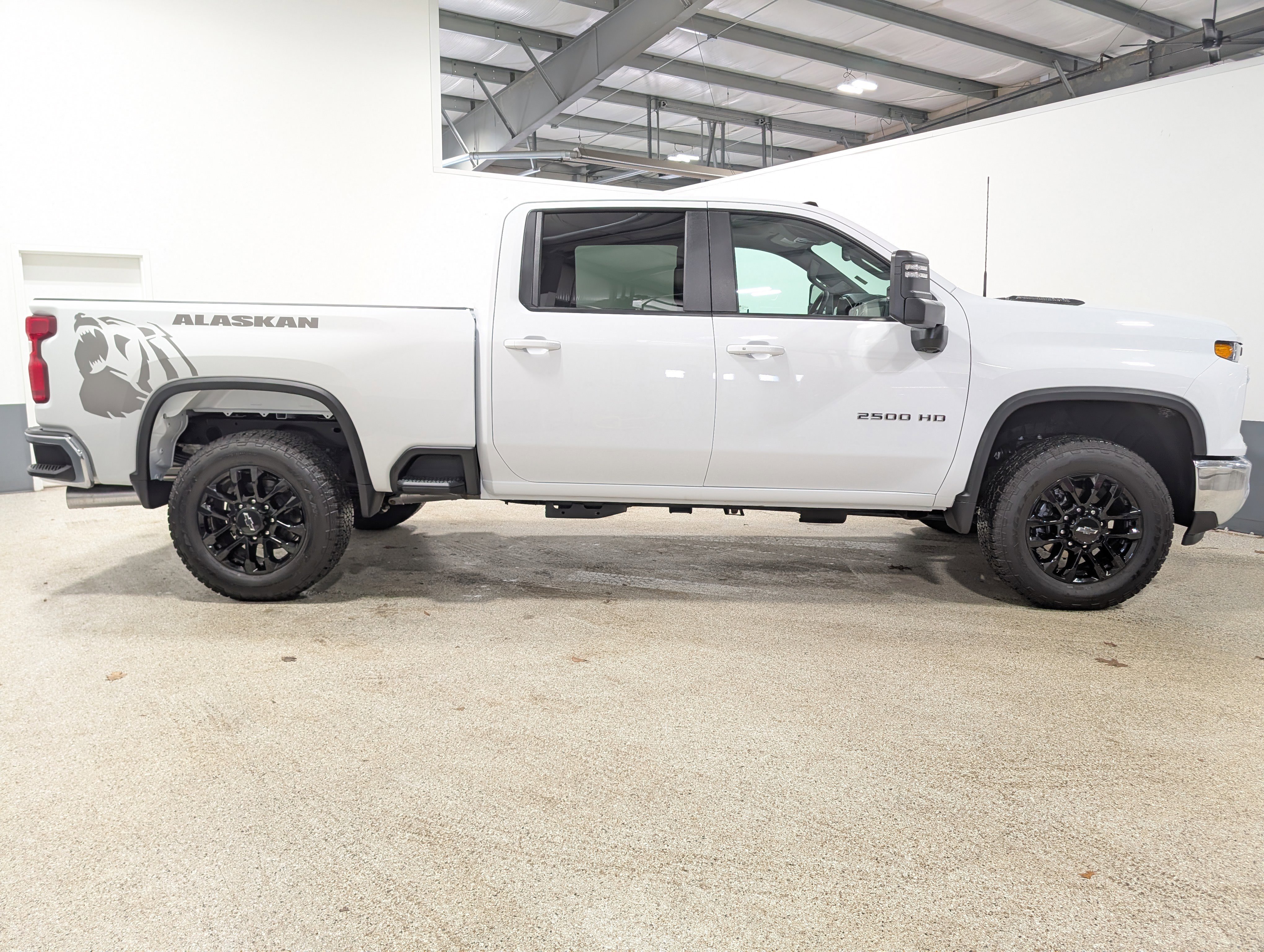 Used 2025 Chevrolet Silverado 2500 LT image 2