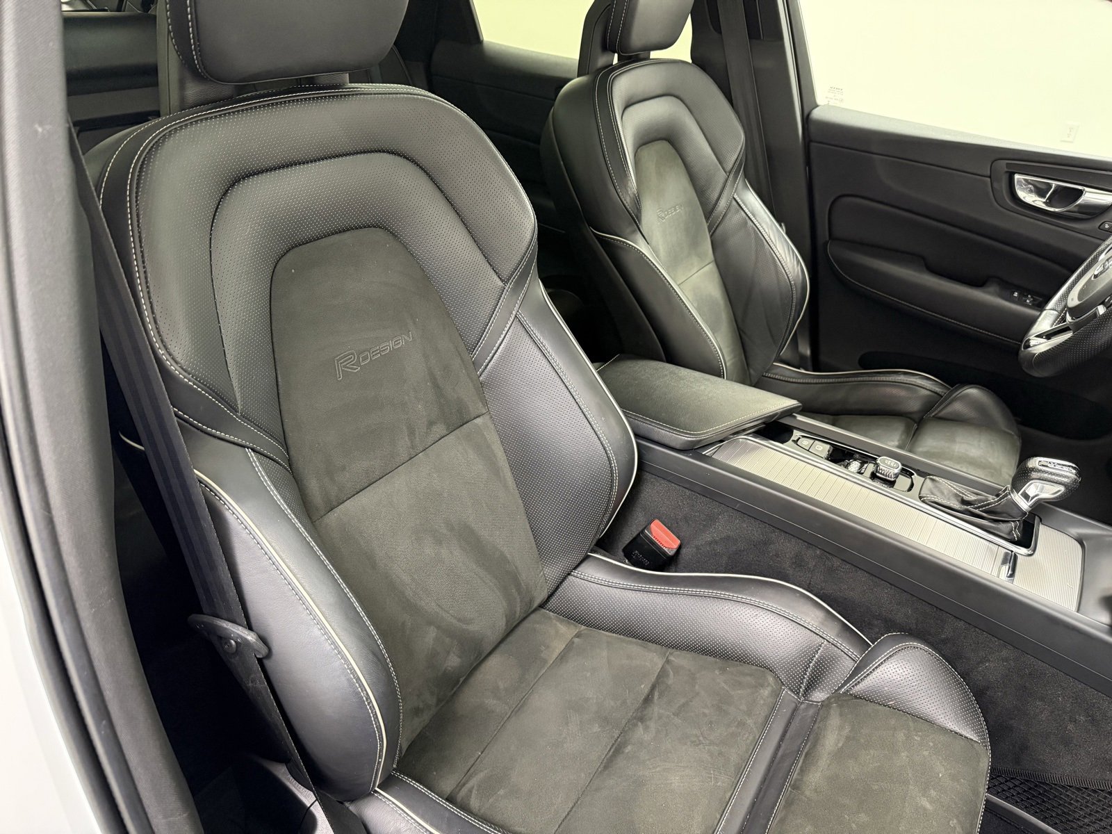 Used 2018 Volvo XC60 T6 R-Design w/ Convenience Package image 27