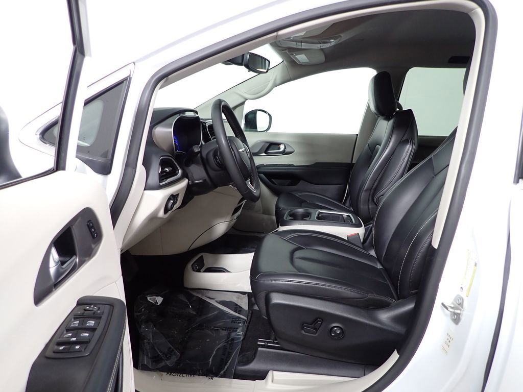 Used 2023 Chrysler Pacifica Touring-L FWD image 24