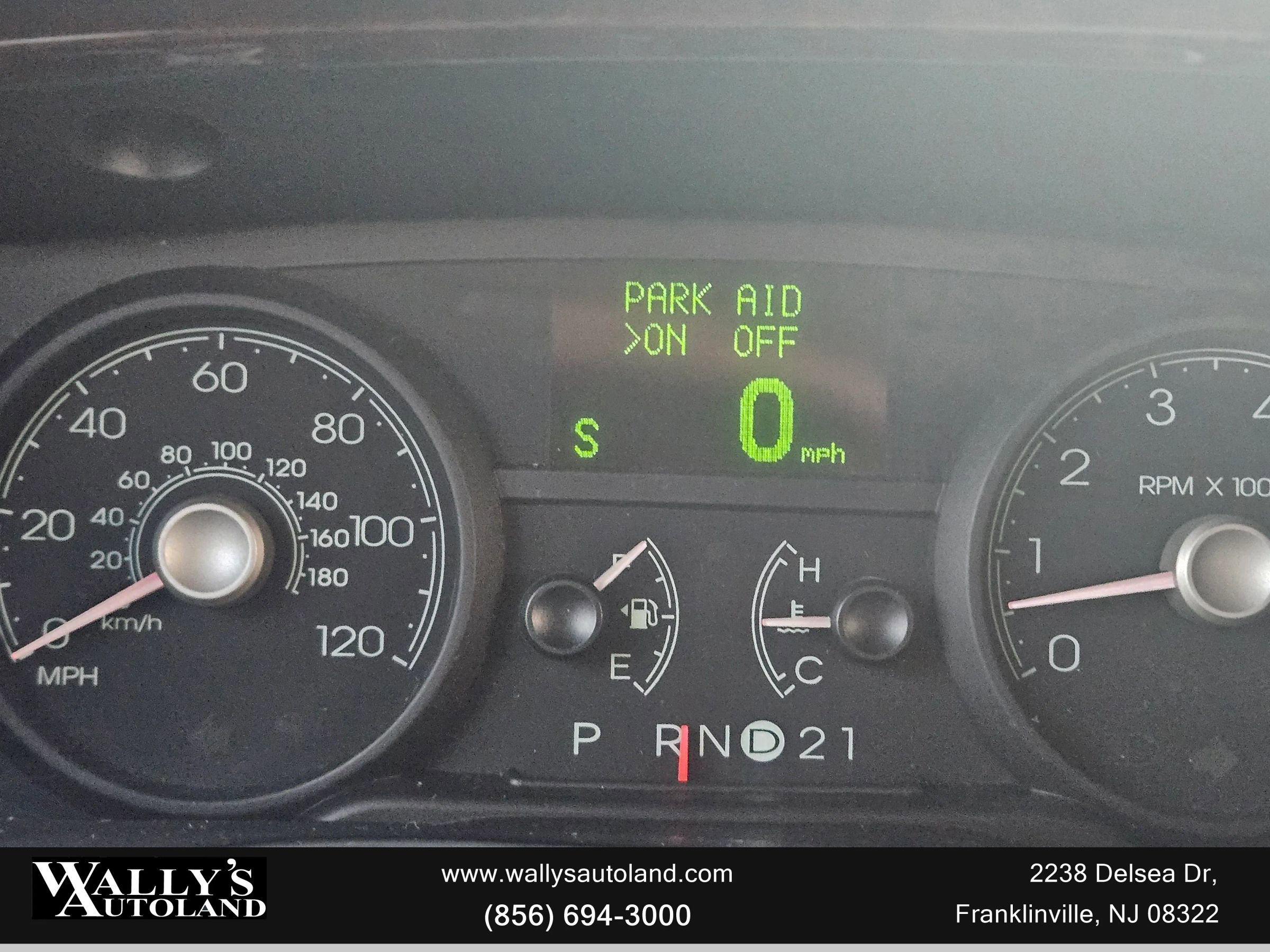 Used 2009 Lincoln Town Car Signature Limited image 24