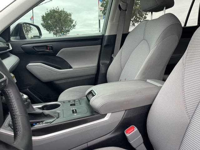 Used 2024 Toyota Highlander LE FWD image 11
