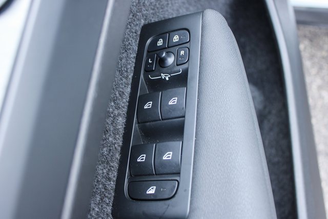 Used 2025 Volvo XC40 B5 Plus image 12