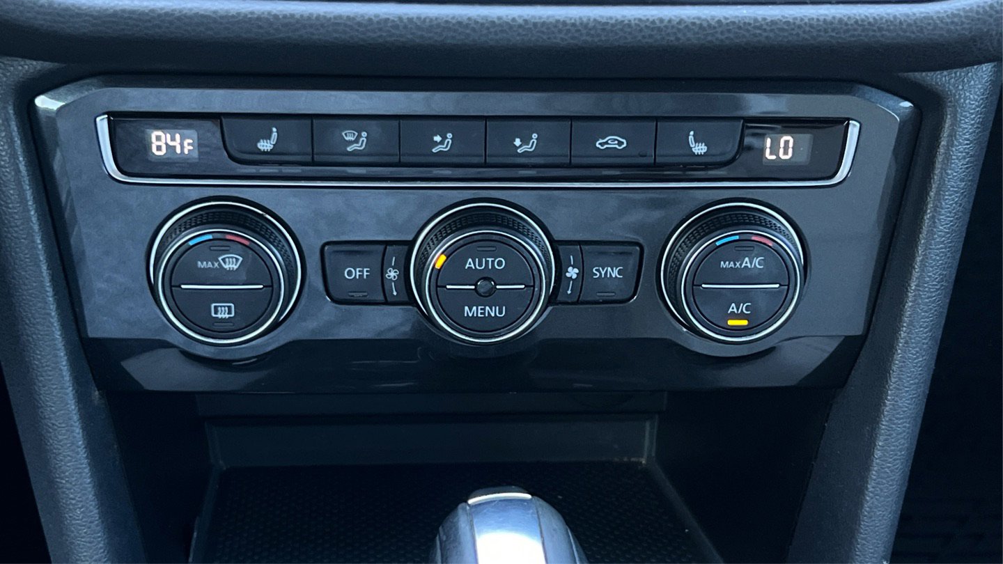 Used 2018 Volkswagen Tiguan SEL w/ 3rd Row Seat Package AWD/4WD image 37
