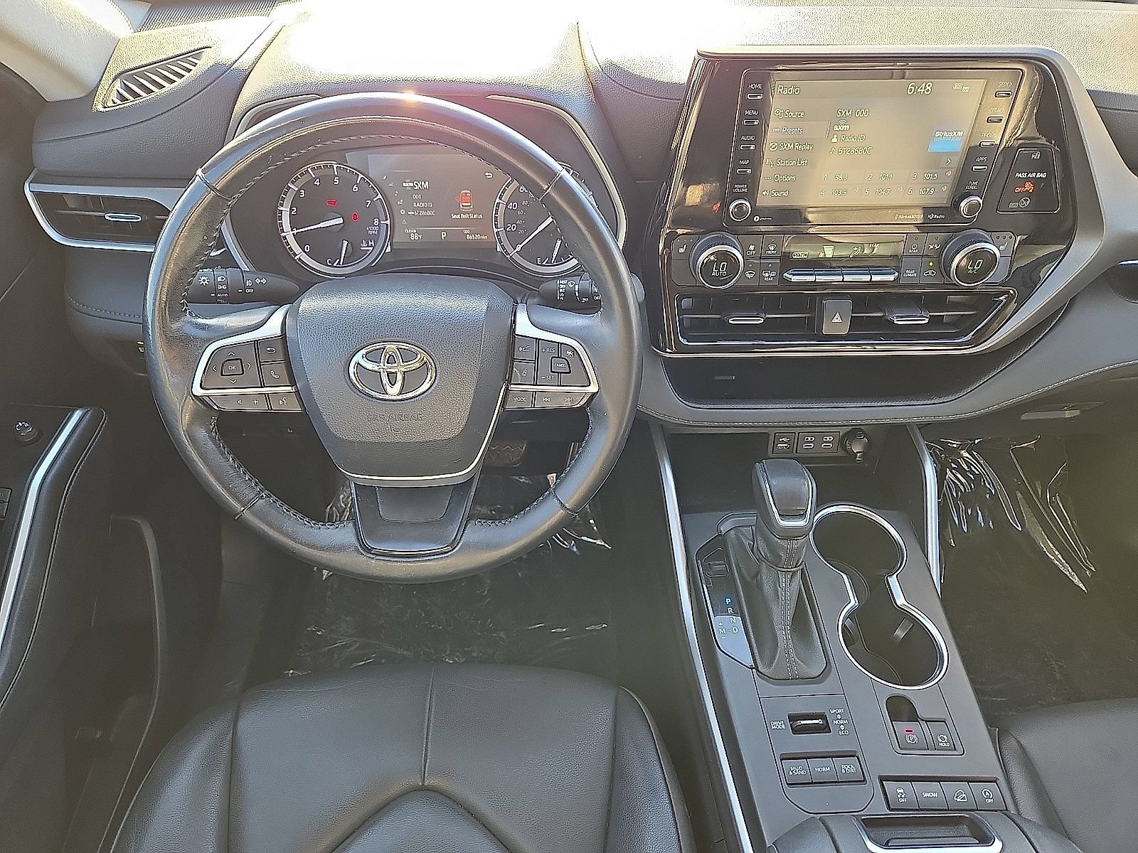 Used 2022 Toyota Highlander XLE AWD/4WD image 18
