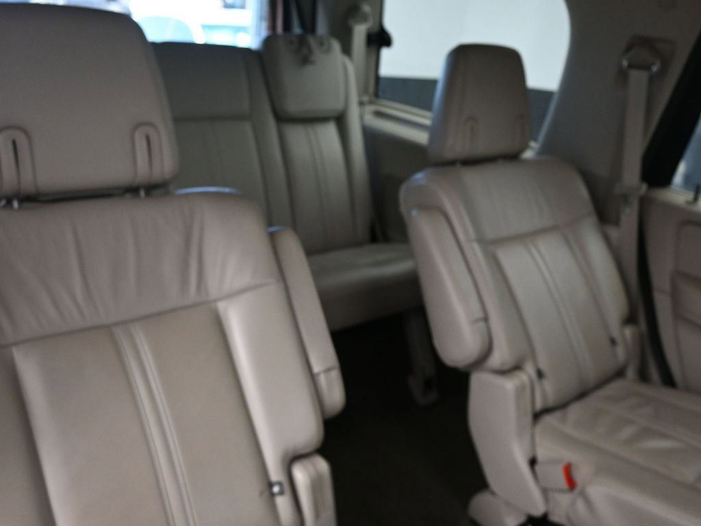 Used 2017 Lincoln Navigator Select image 14