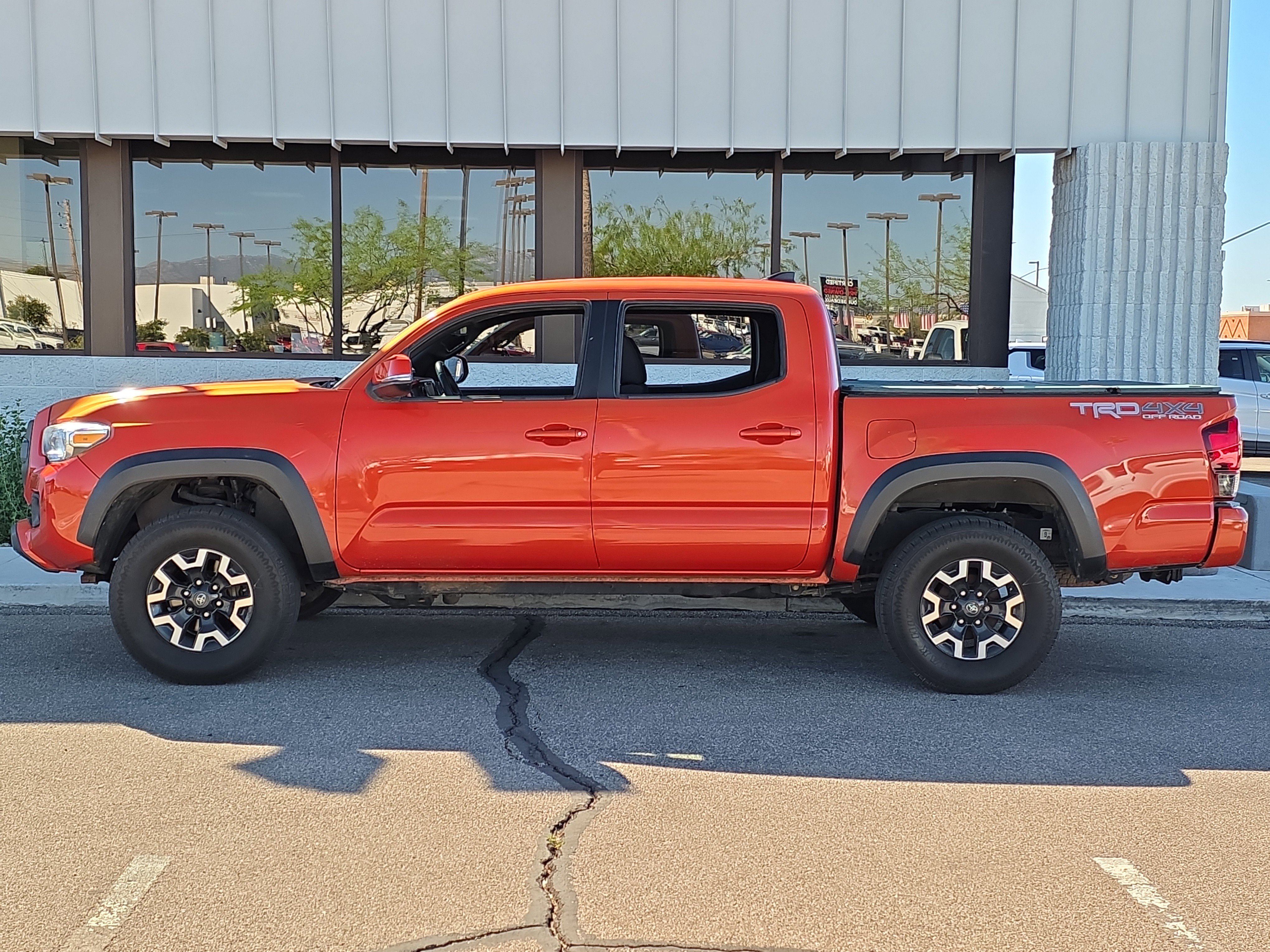 Used 2018 Toyota Tacoma TRD Off-Road w/ Technology Package image 5