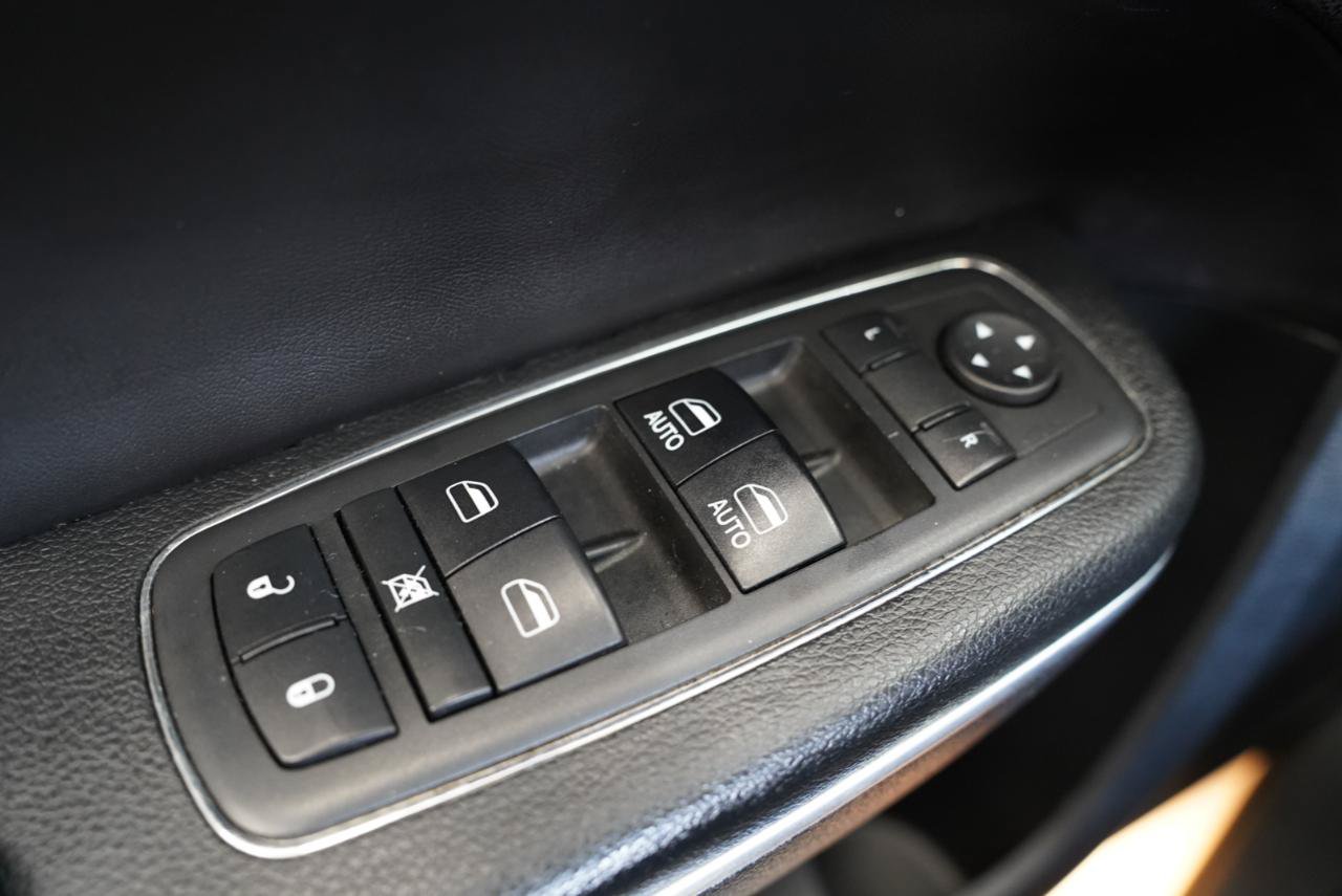 Used 2018 Chrysler 300 Touring L RWD image 27