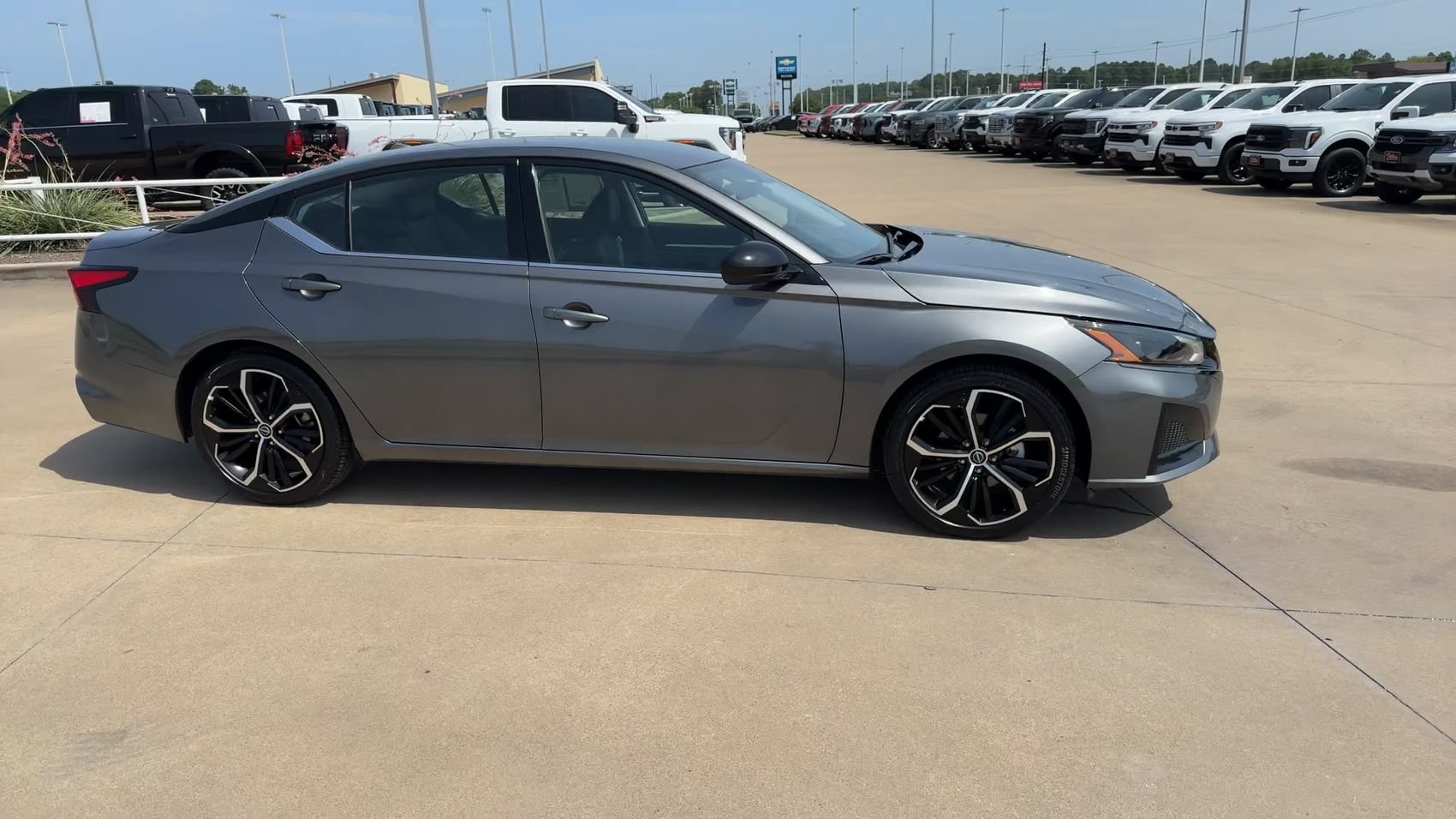 Used 2025 Nissan Altima 2.5 SR FWD image 2