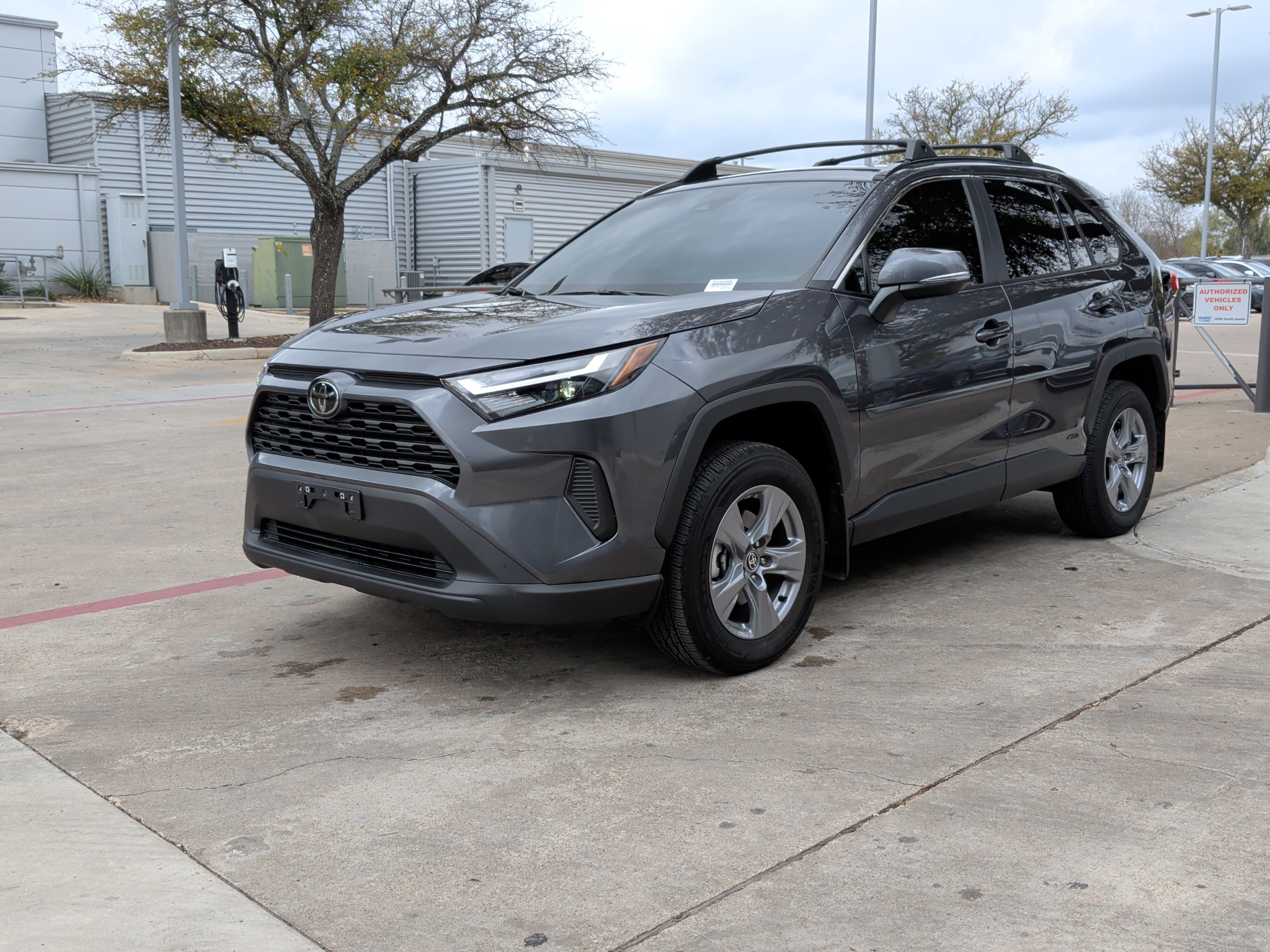 Used 2025 Toyota RAV4 XLE w/ Convenience Package image 5