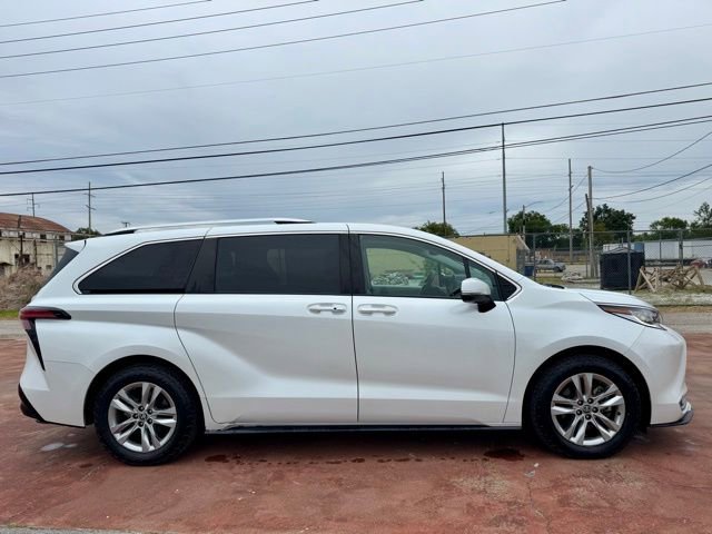 Used 2022 Toyota Sienna Limited FWD image 4