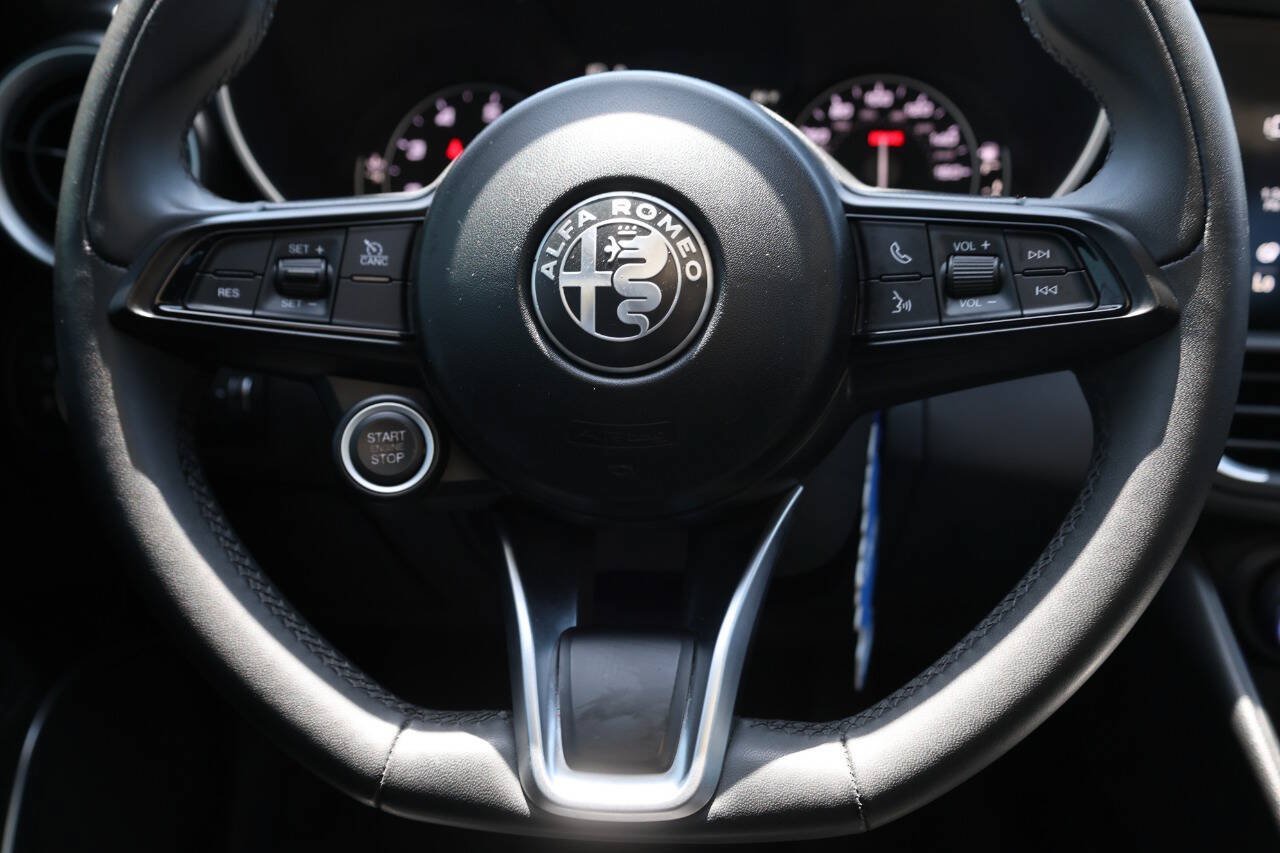 Used 2020 Alfa Romeo Giulia AWD w/ Cold Weather Package image 17