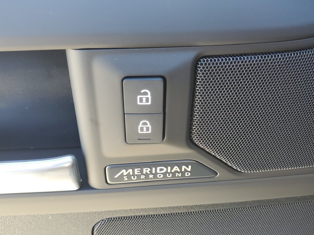New 2026 Land Rover Defender 110 X-Dynamic SE AWD/4WD image 9