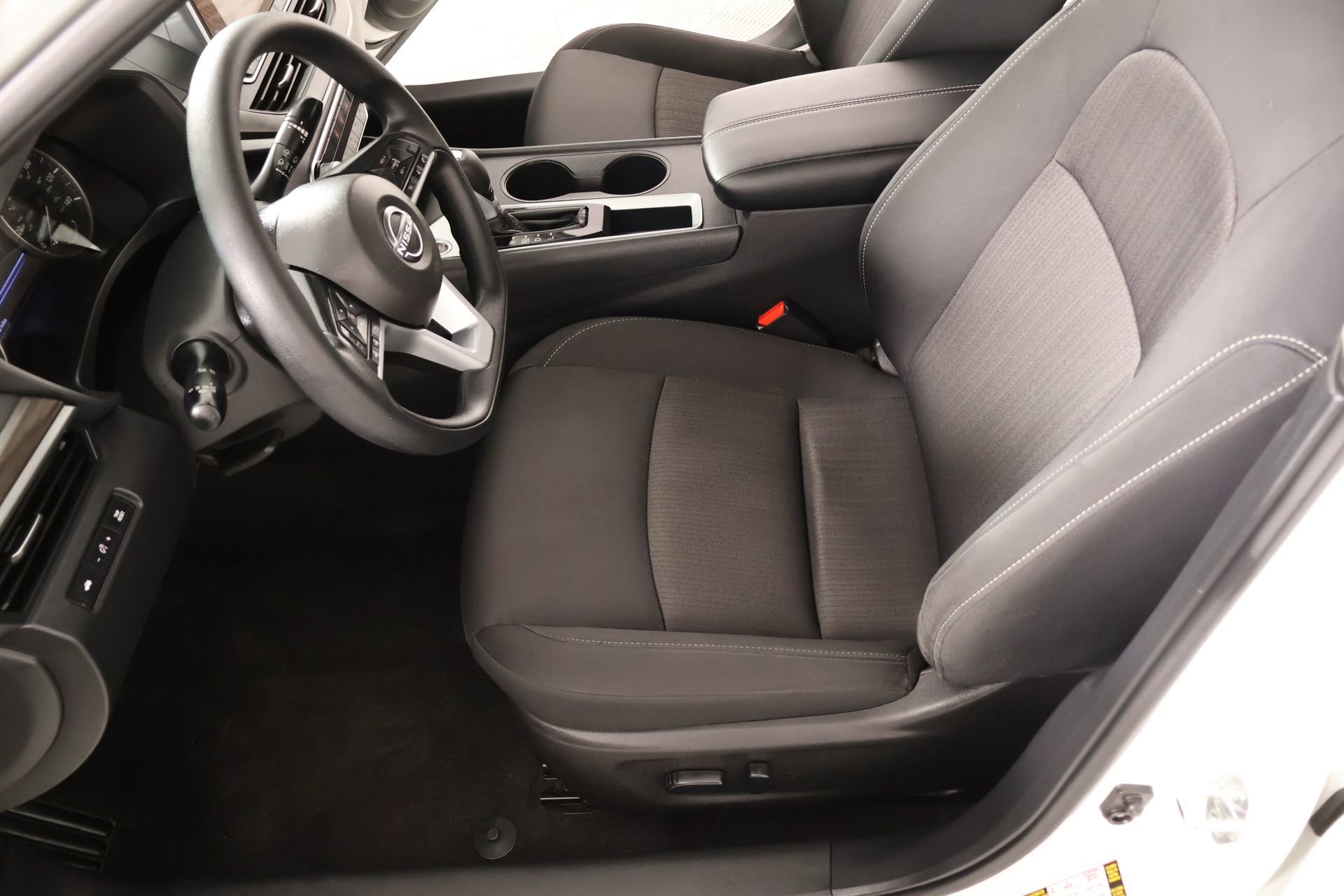 Used 2025 Nissan Altima 2.5 SV FWD image 10